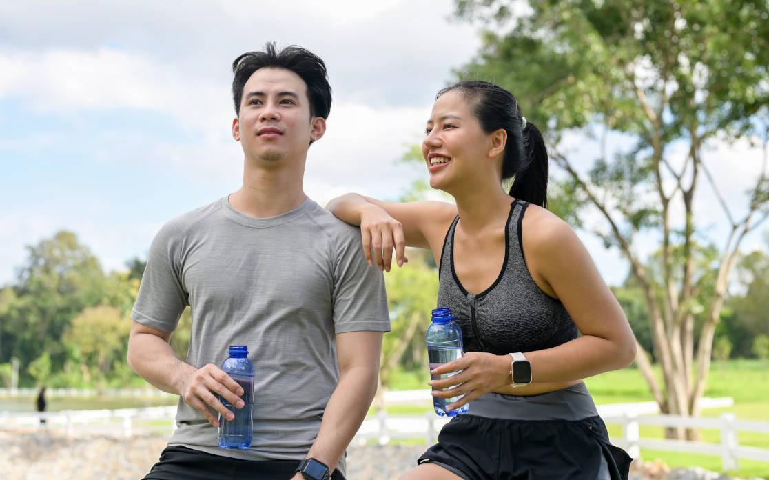 Pasangan suami istri berolahraga saat promil