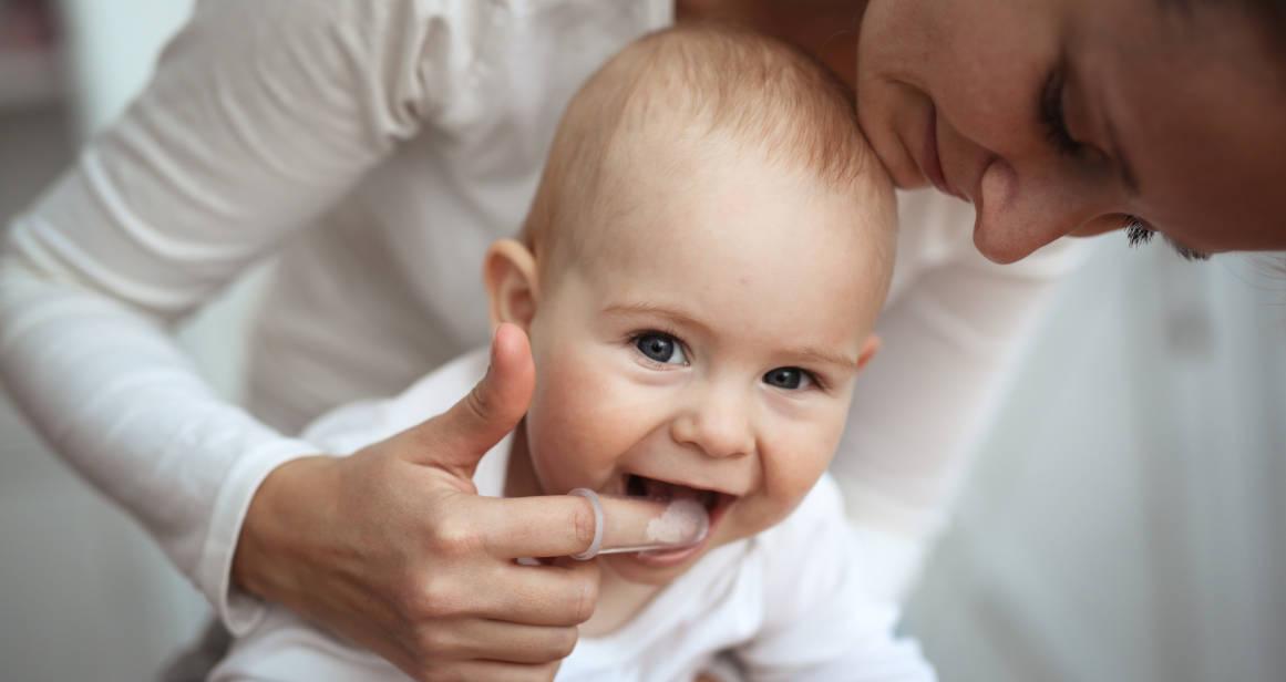 7 Cara Merangsang Pertumbuhan Gigi Bayi