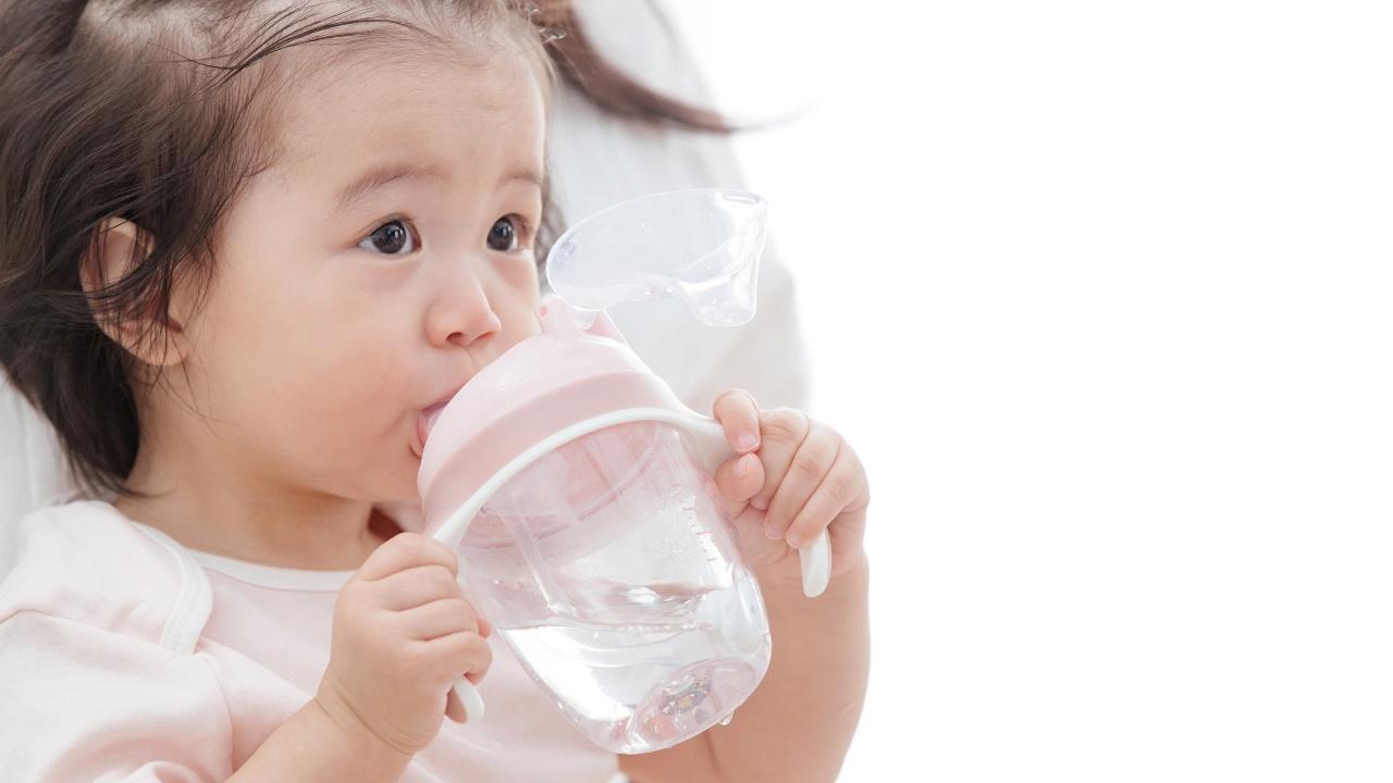 Alasan Bayi di Bawah Umur 6 Bulan Tak Boleh Diberi Minum Air Putih