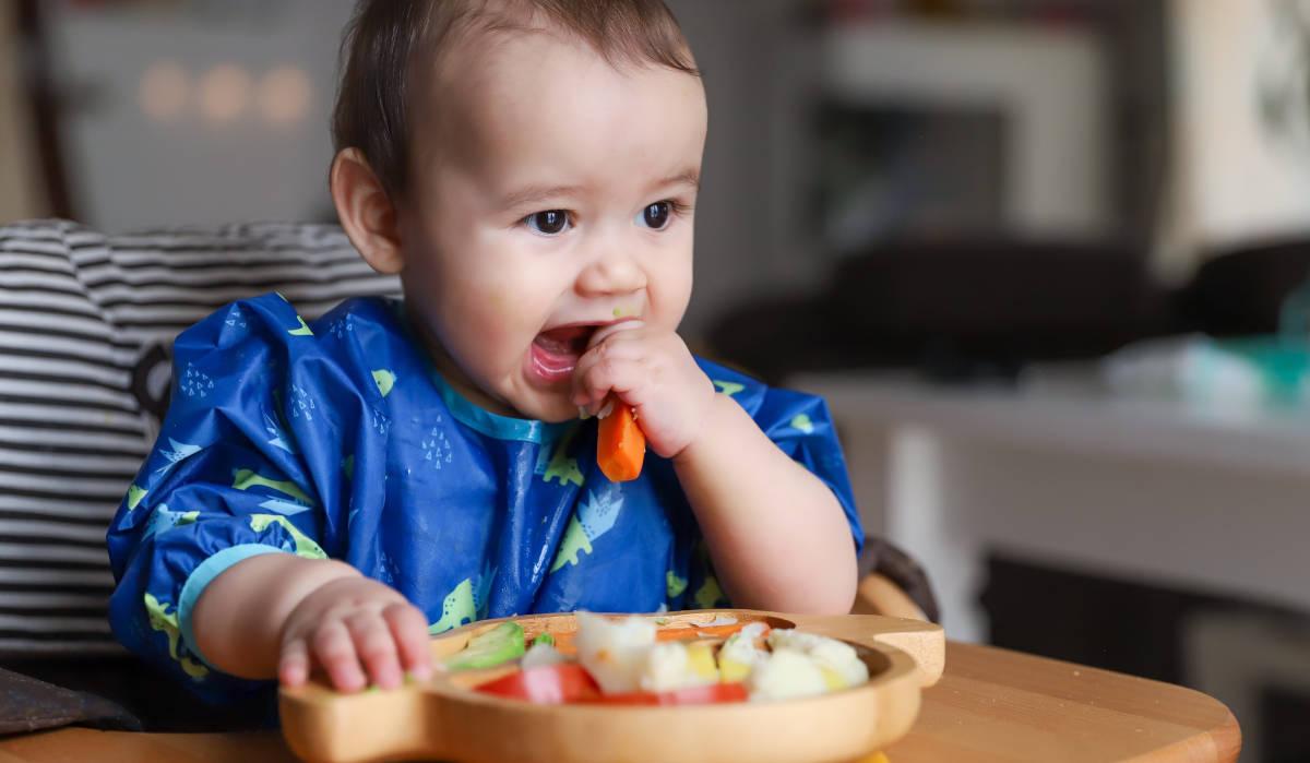 7 Buah dan Sayur yang Bisa Jadi Teether Alami Bayi Tumbuh Gigi