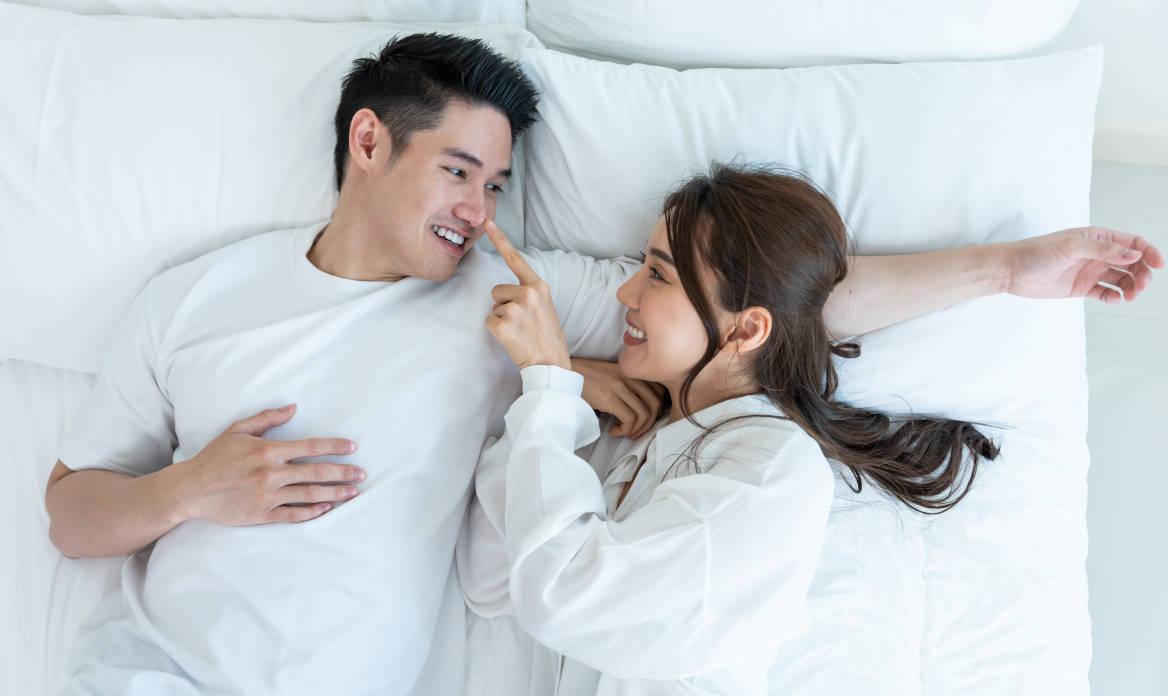 Pasangan suami istri di tempat tidur