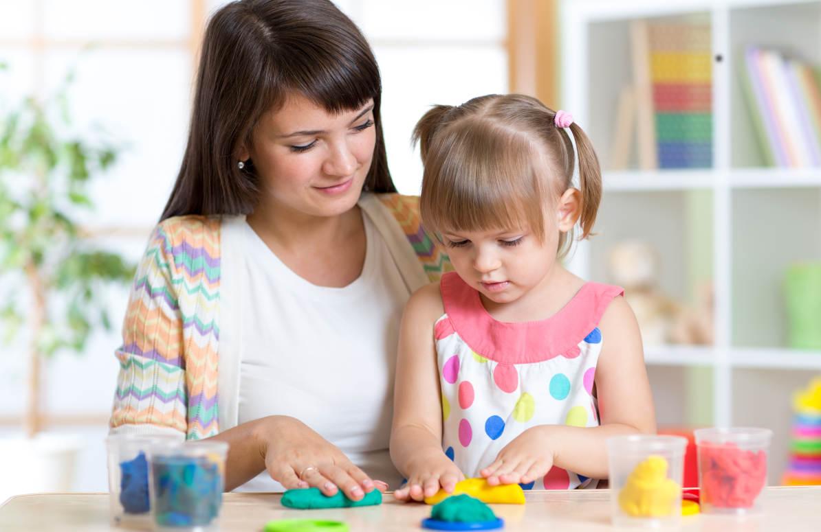 Bermain dengan playdough menjadi pilihan saat liburan