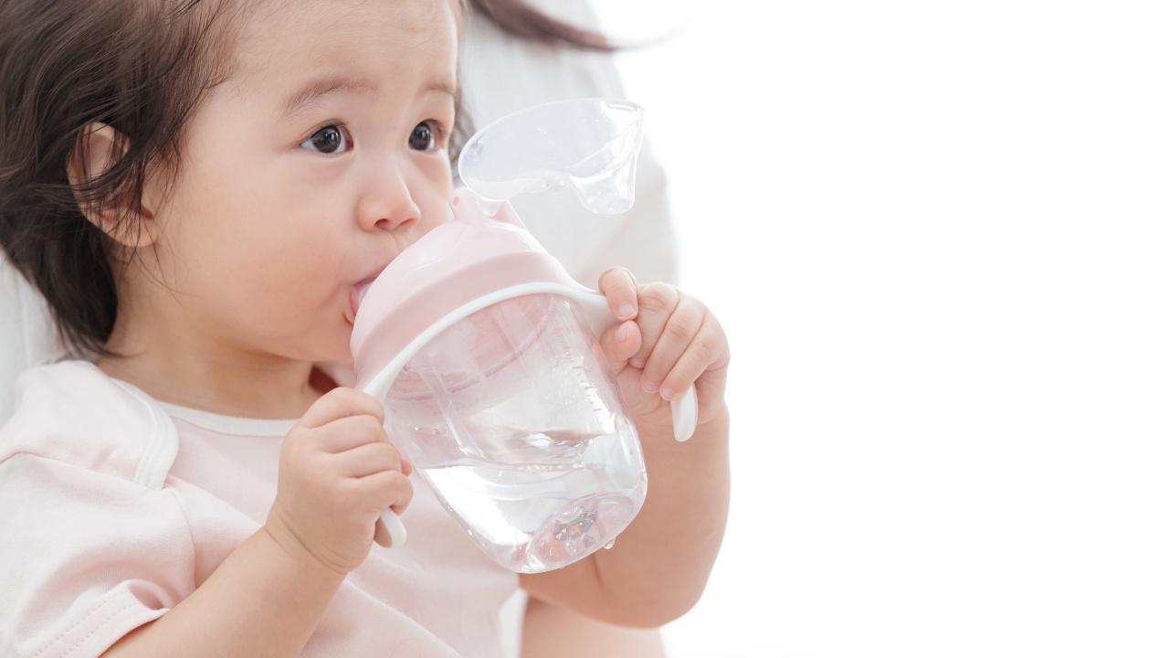 Cara Cegah Keracunan Air pada Bayi, Jangan Asal Beri Minum Mums