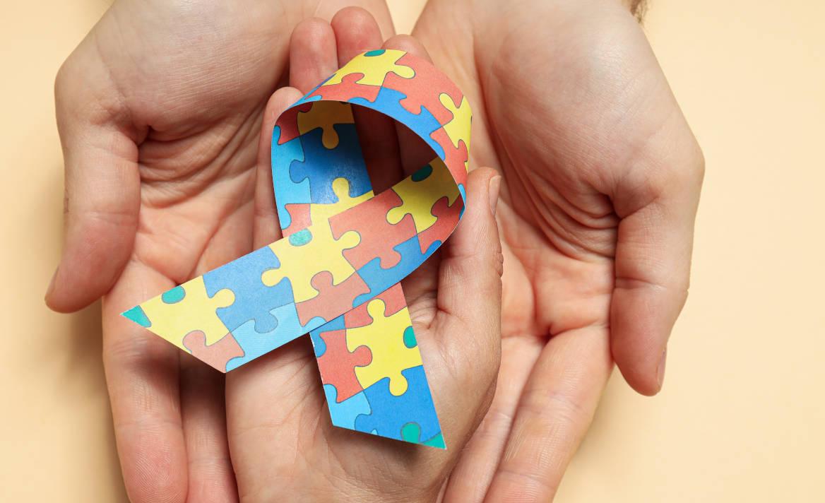 Pita bergambar puzzle adalah lambang peduli autism