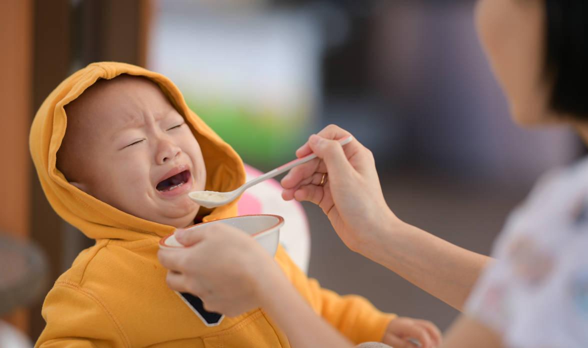 Bayi menangis dan menjadi salah satu masalah saat MPASi pertama kali