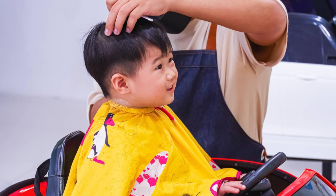 Anak sedang potong rambut tanpa menangis