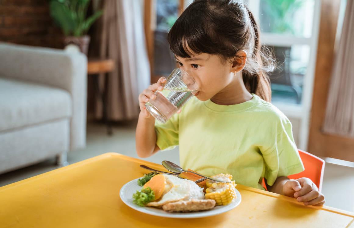 Anak sedang sarapan sehat yang disiapkan ibu