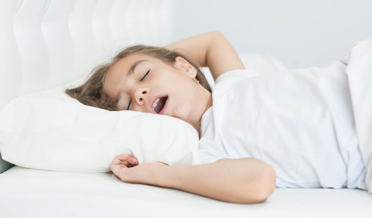 Anak bernapas melallui mulut saat tidur