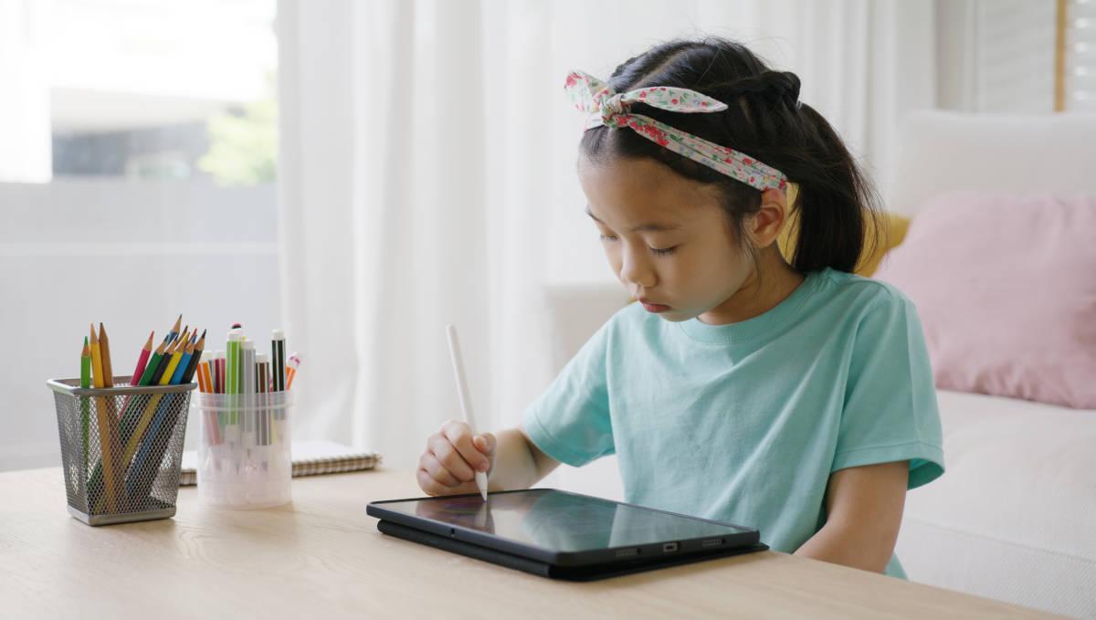 Anak Genersai Aplha dengan gadgetnya.