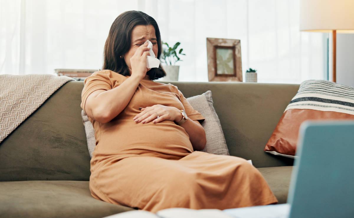 Ibu hamil larut dalam emosi